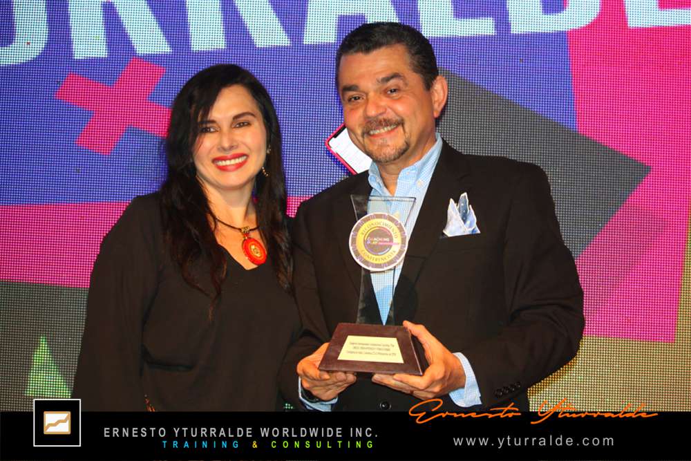 Premio a Ernesto Yturralde por su trayectoria en Coaching y Team Building en Colombia