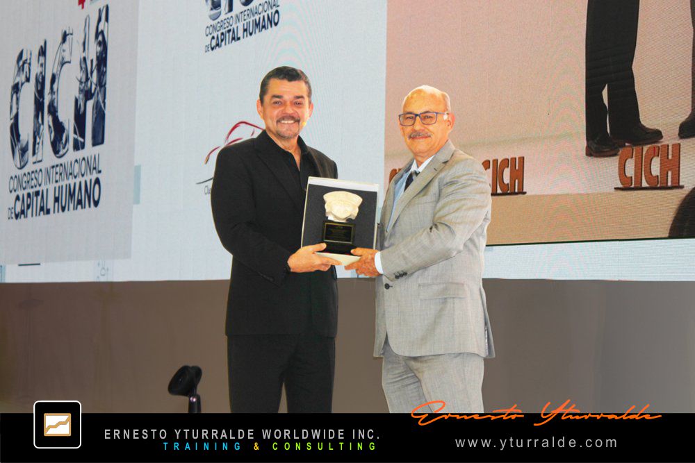 Ernesto Yturralde recibiendo reconocimiento en México por excelencia en Team Building en Colombia