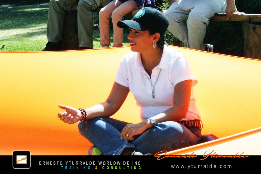 Team Building Colombia | Liderazgo y confianza en acción con talleres outdoor para cohesión de equipos