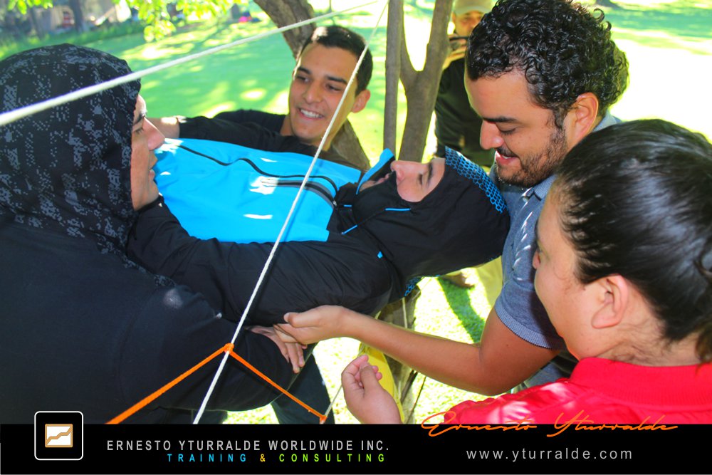 Team Building Colombia | Actividades de liderazgo y motivación con cuerdas bajas para ejecutivos